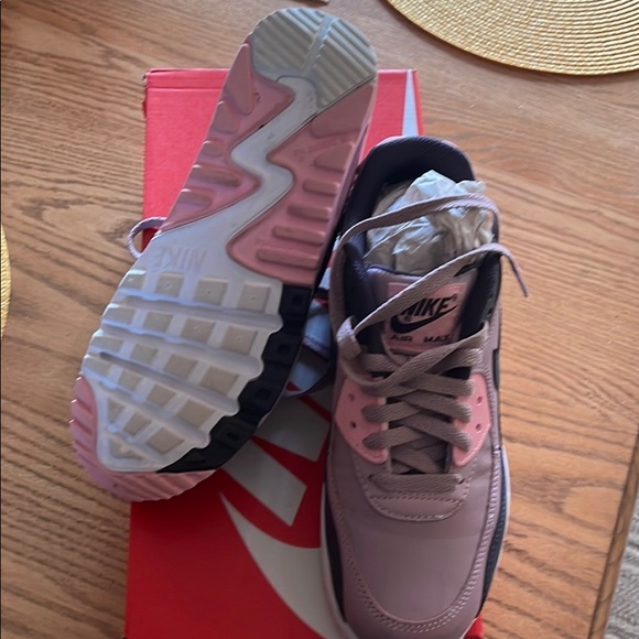 Nike Air Max 90 GS size 6 (women sizes 7.5-8) - Picture 4 of 4